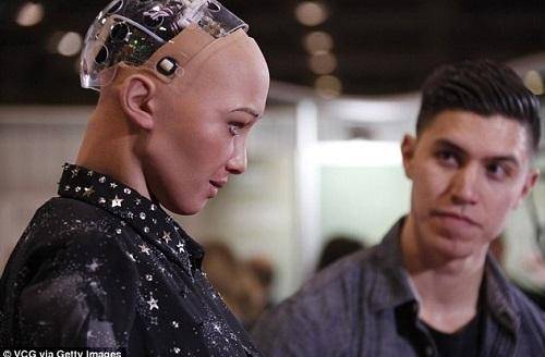 今年4月在多伦多亮相的机器人“索菲娅”（左）（英国《每日邮报》网站）