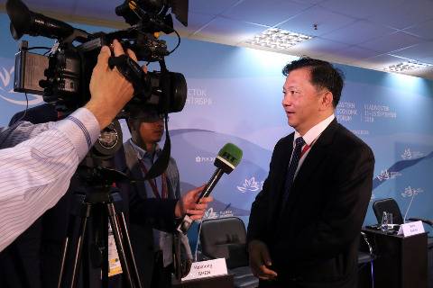 中国中央广播电视台总台台长慎海雄接受RT电视台记者采访