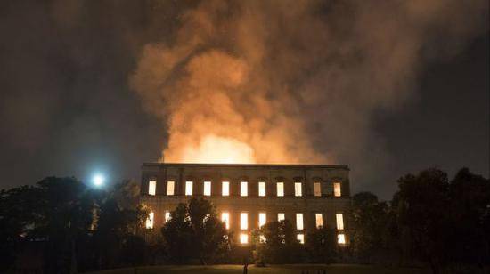一场大火吞噬了巴西国家博物馆的大部分藏品（图片来自《洛杉矶时报》网站）