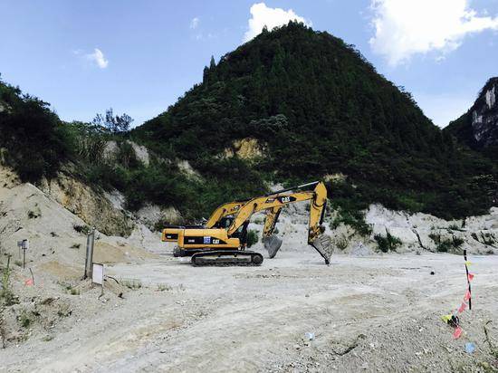 贵州瓮安宏远磷矿入口处的挖机。
