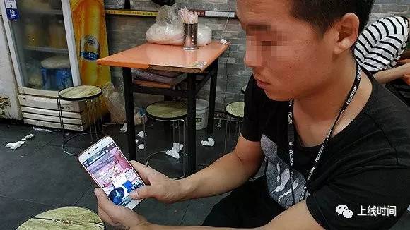 耿洋的手机里，存着几段儿子过生日的视频。摄影：杨舒鸿吉