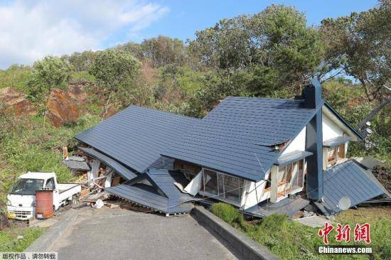 资料图为北海道地震导致多处建筑倒塌。