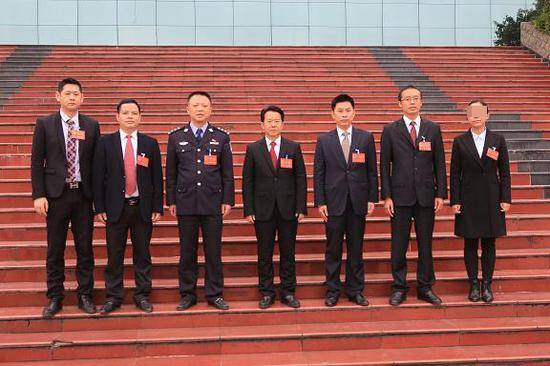  2016年11月，新一届广安区政府班子成员合影，右为黎永兰。图片来源/广安区政府网站