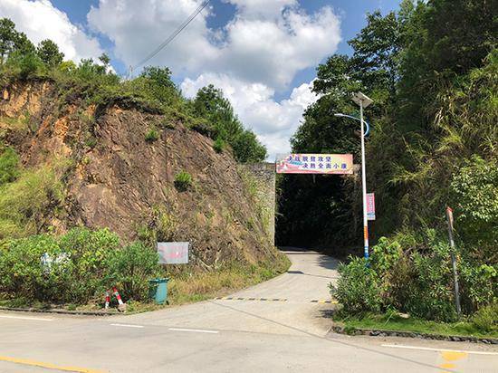 汝城县原上塘村（现并村为乾塘村）村口。