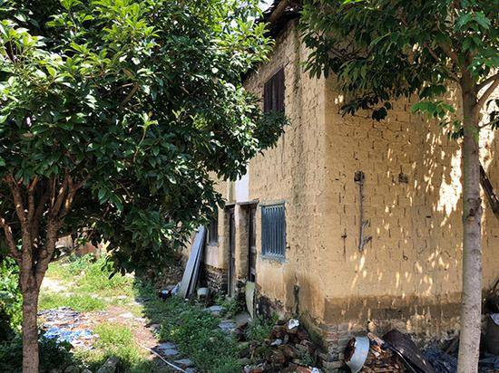 汝城县乾塘村的一栋民房，据村民介绍，该房的房梁坍塌，住户无力修缮，已经搬走。