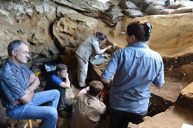 人类最早绘制的“画作”？南非布隆伯斯洞穴硅结砾岩上发现73000年前十字形图案