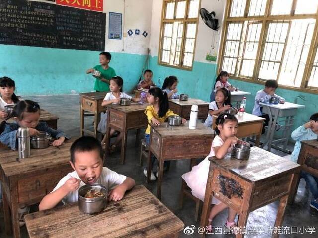 江西景德镇浮梁峙滩流口小学，孩子们在吃免费午餐 图源见水印