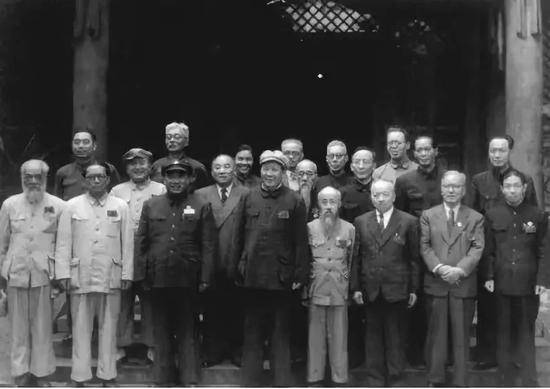 1949年7月5日，毛泽东、周恩来、朱德与新政治协商会议筹备委员会全体常务委员合影。第二排左起第二位为马寅初。