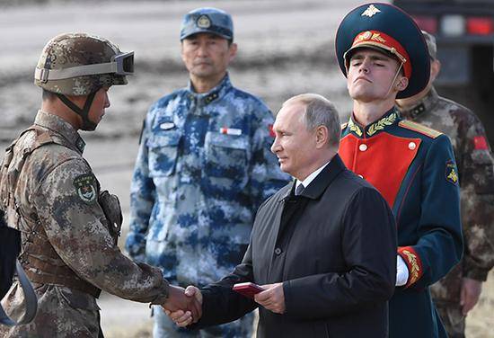 当地时间2018年9月13日，俄罗斯东西伯利亚，“东方-2018”大规模军演，普京为表现优秀中国士兵颁奖。视觉中国 图