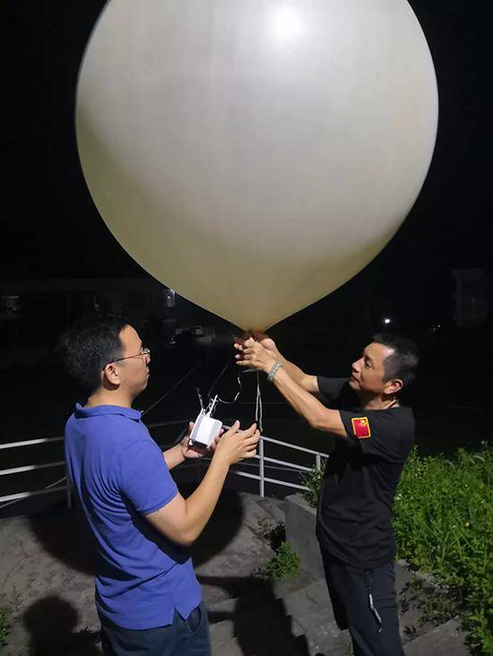 9月15日晚开始，为获取台风“山竹”防御和研究的第一手技术资料，位于南海边的茂名博贺海洋气象观测站技术人员每三小时施放探空气球。张胜 图