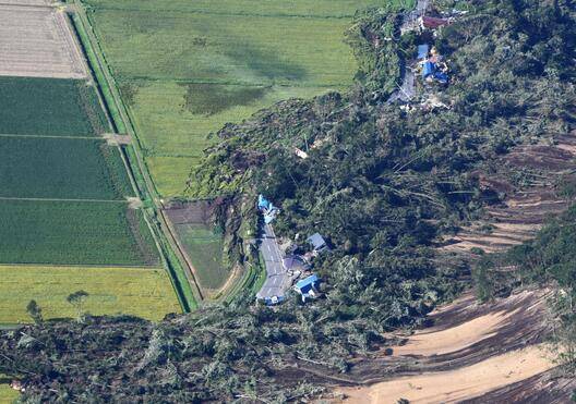 当时的地震引发山体滑坡（图源：朝日新闻）