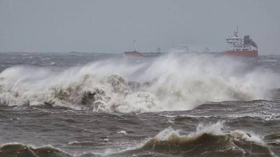 △15日，福建泉州，台风“山竹”将至。晋江沿海，一艘货轮正在巨浪中前行（图自视觉中国）