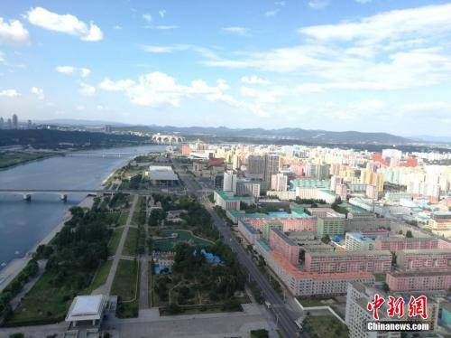 在100多米的主体思想塔上俯视平壤，朝鲜的母亲河——大同江穿城而过。中新网记者 邱宇 摄