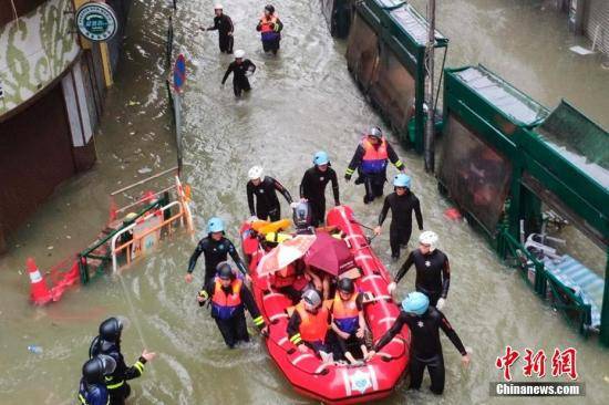 9月16日，今年第22号台风“山竹”强势来袭，给澳门带来狂风暴雨，内港等低洼地带几成泽国，水深及腰。图为海关出动橡皮艇及蛙人，协助区内居民进行撤离。 中新社发 钟欣 摄