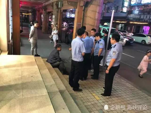 警察正在照顾男子