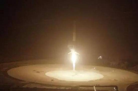 ▲SpaceX公司成功发射新型火箭Falcon9FT，并在发射10分钟后回收一级火箭。图/新华社