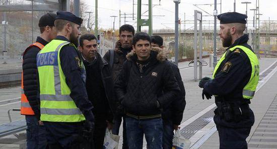 正在询问难民线索的瑞典警察