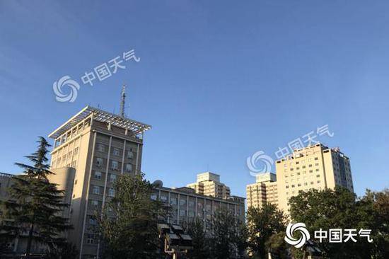 今天，北京天空碧空如洗。