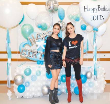 Jolin（左）与安室奈美惠留下珍贵合影。