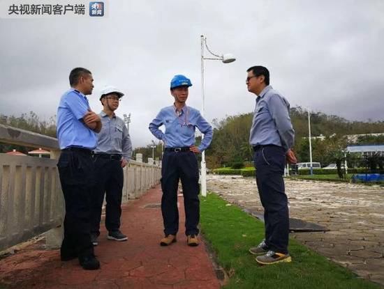 17日下午，大亚湾核电基地平安如常，工作人员正在检查厂区情况