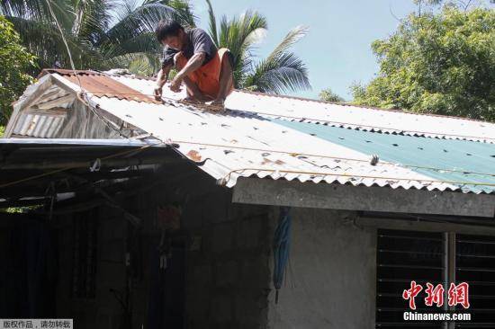 当地时间9月13日，菲律宾伊洛科斯省居民加固房屋，为抵御即将到来的超强台风“山竹”做准备。