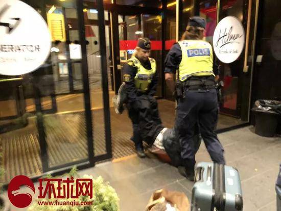 曾先生的父亲被瑞典警察拖出酒店。