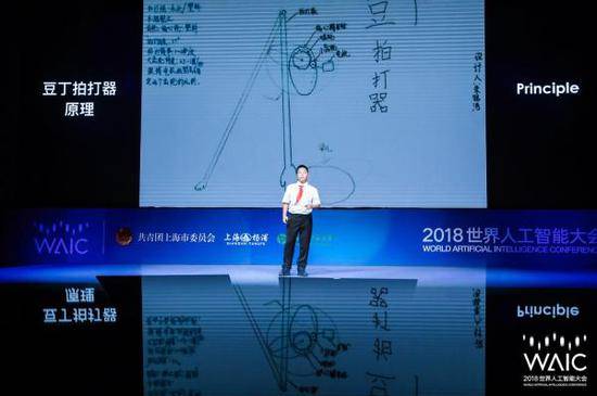 来自徐汇中学初一学生朱铭浩，在论坛中展示了自己设计的人工智能产品——豆丁节拍器，这是一款拍娃哄睡“神器”。图片均为共青团上海市委供图