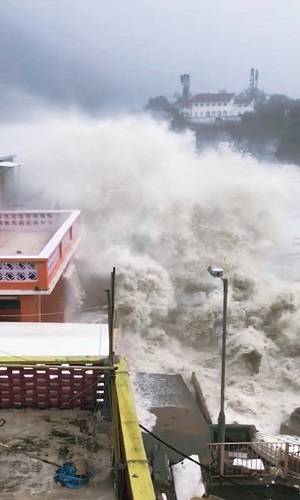 16日，台风“山竹”在香港掀起巨浪（路透社）