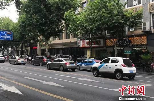 资料图：在杭州某路段行驶的网约车。张斌 摄