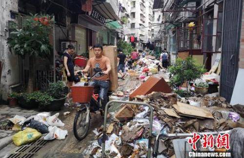 台风过后，广州市珠光路仓前直街，垃圾堆积，一片狼藉。沈钊 摄