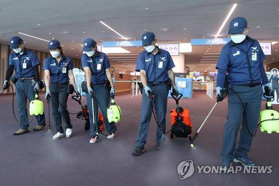 9月10日，工作人员对韩国仁川机场进行消毒。（韩联社）
