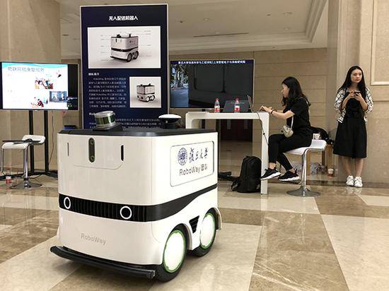 无人配送机器人Roboway。澎湃新闻见习记者朱奕奕图