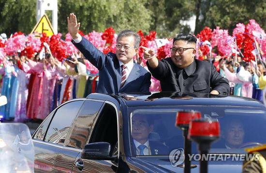 文在寅与金正恩乘车巡视 （图片：韩联社）