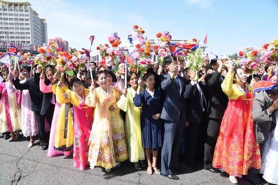 9月18日，韩国总统文在寅与朝鲜国务委员会委员长金正恩乘车进入平壤市区，平壤市民夹道欢呼。新华社记者程大雨摄