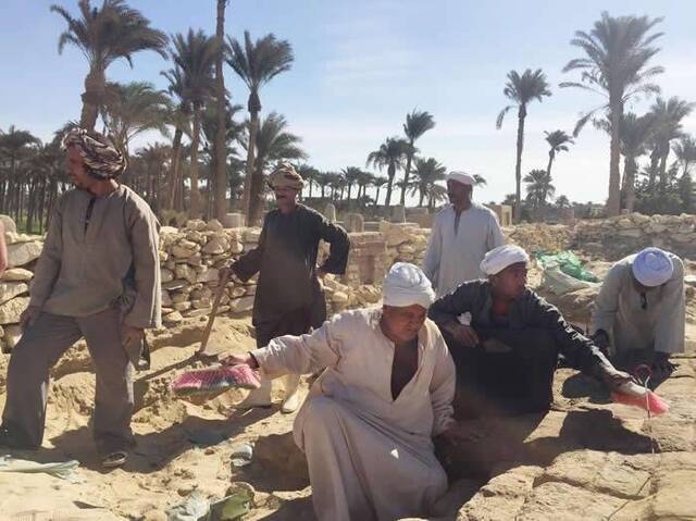 考古学家在大规模测绘这片古代墓地以前，先发掘并重建了一名菁英的墓。坟上刻的名字显示这是辛努塞尔特一世（SenusretI）手下财政大臣英特夫（Intef）的墓