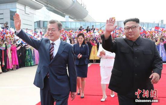 9月18日，韩国总统文在寅抵达朝鲜平壤，朝鲜最高领导人金正恩携夫人李雪主到机场迎接。文在寅与金正恩将于当天举行会谈。 （平壤联合采访团供图）