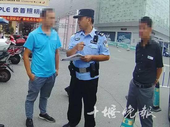 民警和双方沟通做疏导