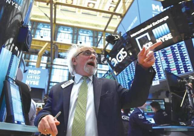 ▲资料图片：今年4月12日，交易员在美国纽约证券交易所工作。（新华社）