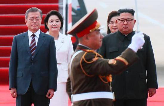 视频截图：当地时间2018年9月18日，韩国总统文在寅乘专机抵达朝鲜平壤顺安国际机场。朝方举行欢迎仪式，朝鲜最高领导人金正恩在机场迎接。 东方IC 图