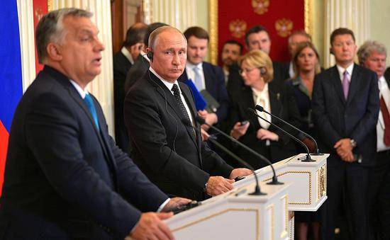 普京与匈牙利总理欧尔班举行联合记者会（图自克林姆林官网）