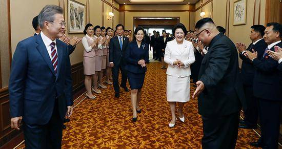 9月18日，韩国总统文在寅夫妇在朝鲜国务委员会委员长金正恩夫妇的陪同下抵达下榻的平壤百花园国宾馆。