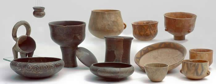 这批各式各样的新石器时代中期（MiddleNeolithic）陶器，就是古代乳酪研究中分析的陶器类型。PHOTOGRAPHYCOURTESYOFSIB