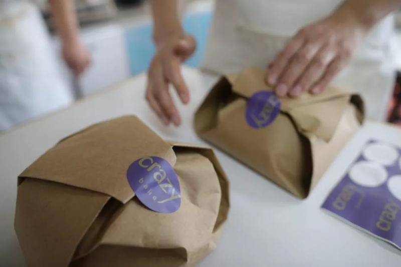 2018年9月4日，朝阳区精神病托管服务中心，制作出的面包被贴上标签。新京报记者 侯少卿 摄