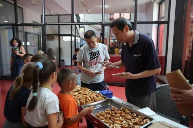 2018年9月4日，朝阳区精神病托管服务中心，北京一所国际学校支持“疯狂面包房”项目。新京报记者 侯少卿 摄