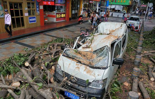 2018年9月18日，广东深圳南山，实拍台风过后的街道马路。 视觉中国 图