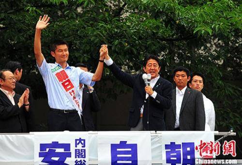 资料图：2016年7月9日，日本首相安倍晋三在东京的中野车站为自民党的候选人站台拉票。 中新社记者 王健 摄