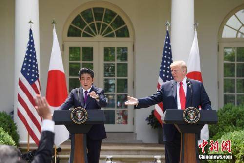 当地时间2018年6月7日，美国总统特朗普（右）在白宫会见日本首相安倍晋三，并共同会见记者。图为二人出席联合记者会。 中新社记者 刁海洋 摄