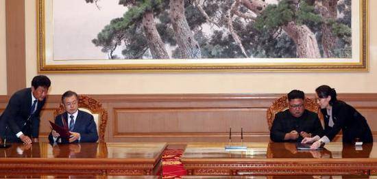 9月19日，在朝鲜平壤，朝鲜国务委员会委员长金正恩（右二）与韩国总统文在寅（左二）签署《9月平壤共同宣言》。 新华社 图
