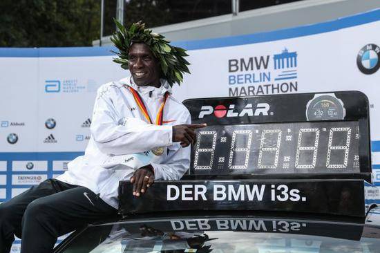 埃利乌德·基普乔盖在柏林创造了2小时01分39秒的马拉松世界纪录。新华社记者单宇琦摄