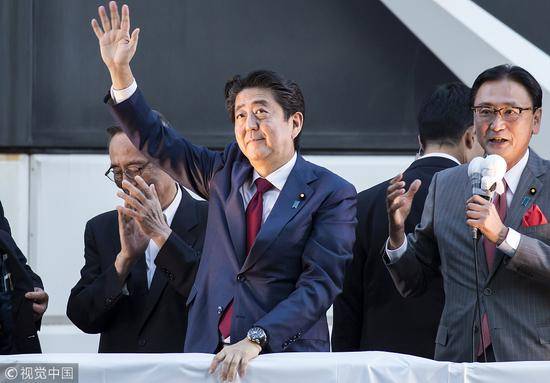 9月19日，日本首相安倍晋三在东京秋叶原参加自民党总裁选举集会活动。（图片来源：视觉中国）